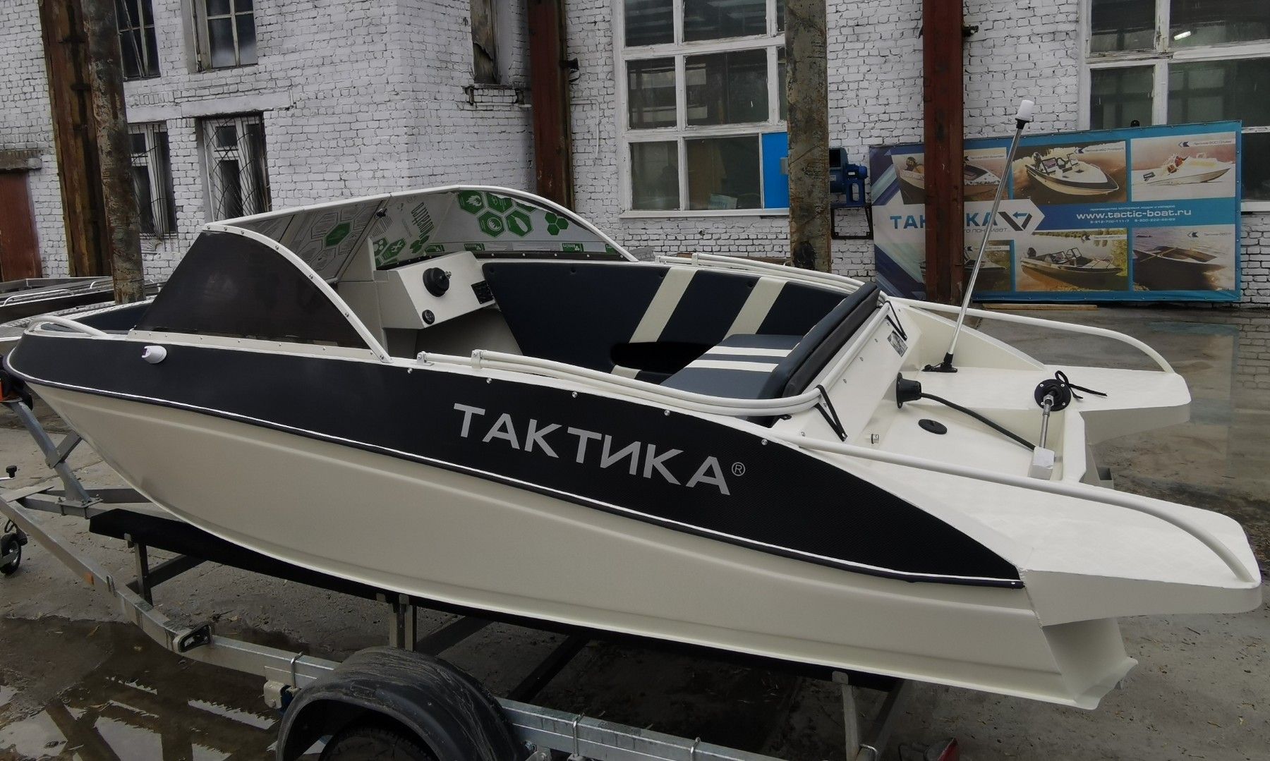 Лодка тактика. Катер тактика 550 боурайдер. Тактика-490 Bowrider. Катер тактика 490 боурайдер. Лодка тактика 490 боурайдер.